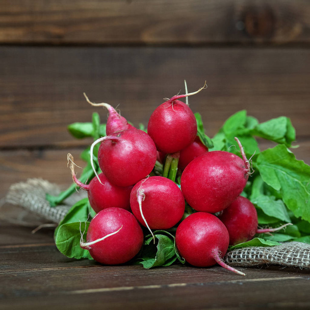 Un paquet de délicieux radis rouges. C'est clair. Le concept de saine alimentation et végétarisme
. - Photo, image