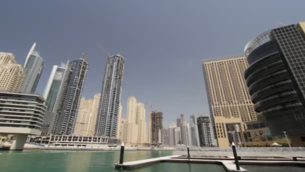 Dubai Marina vom Boot aus gesehen - Filmmaterial, Video