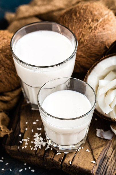 Fresh coconut milk in glass, vegan non dairy healthy drink - Foto, afbeelding