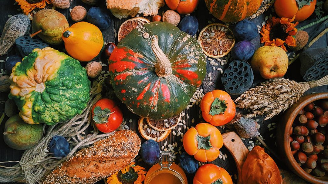Autumn still life, Harvest, Pumpkins, persimmon, plums, wheat, homemade bread on dark wooden background, Rustic life - Foto, Bild