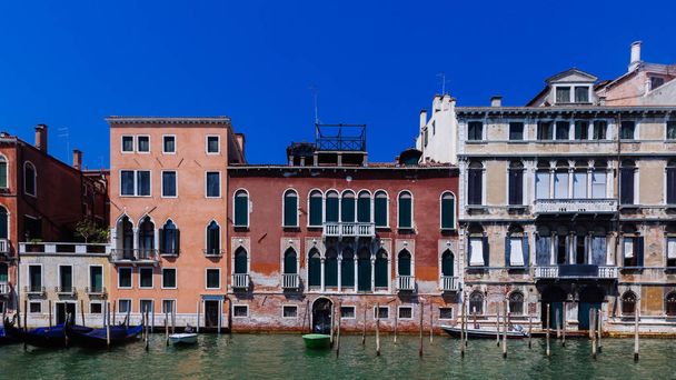 Венецианские дома у Большого канала в Венеции, Италия
 - Фото, изображение