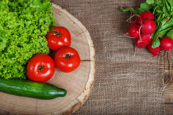 Pomidory, ogórki, rzodkiewki, sałata. Kopiować miejsca. Pojęcie zdrowego odżywiania i wegetarianizm. - Zdjęcie, obraz