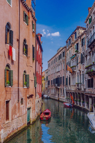 Edifici e architettura veneziana via canale a Venezia
 - Foto, immagini