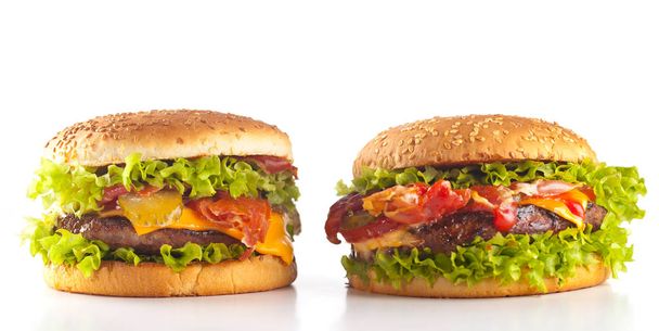 Close-up van zelfgemaakte hamburgers met vuurvlammen. - Foto, afbeelding