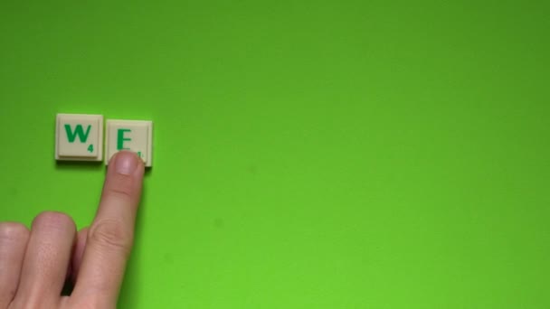 Main de femme créant mot de "mercredi" avec les lettres sur le fond de l'écran vert
 - Séquence, vidéo