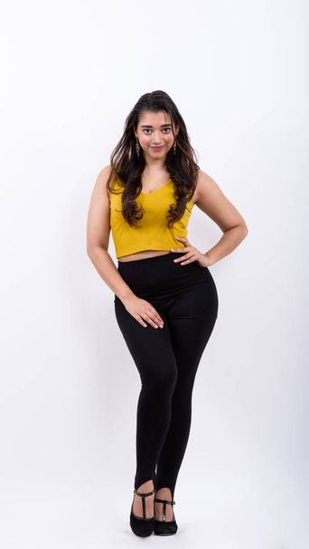 Plan complet du corps de jeune belle femme indienne debout tandis que po
 - Photo, image