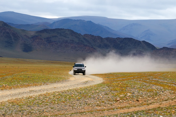 Pista en carretera en Mongolia
 - Foto, imagen