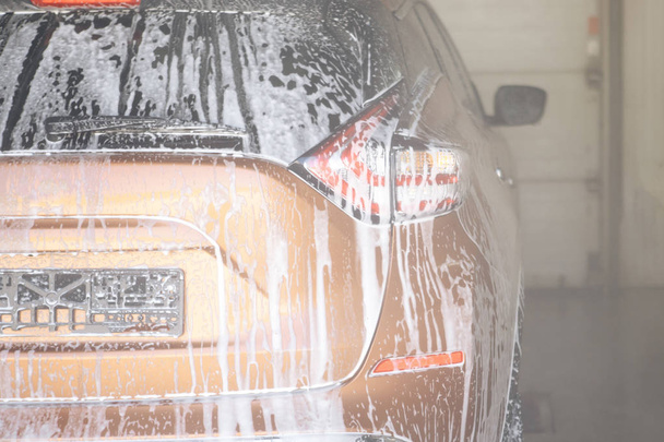 Lavage manuel de voiture à l'eau sous pression dans le lavage de voiture à l'extérieur
. - Photo, image