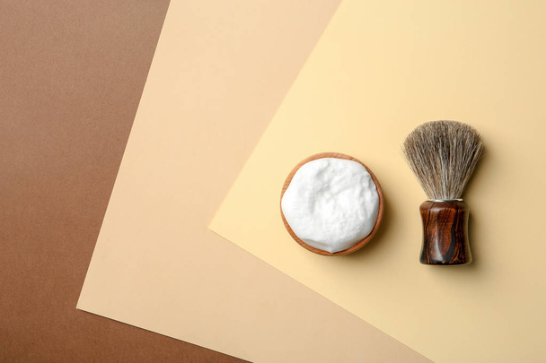 Flat lay composition with men's shaving accessories and space for text on color background - Fotoğraf, Görsel