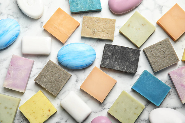 Many different soap bars on marble table, top view - Foto, Bild