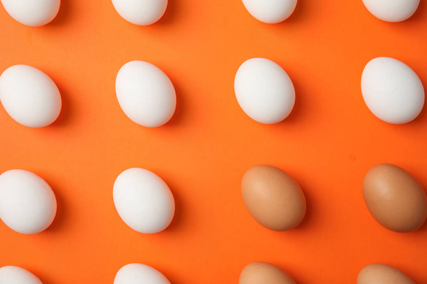 Raw chicken eggs on color background, top view - Foto, afbeelding