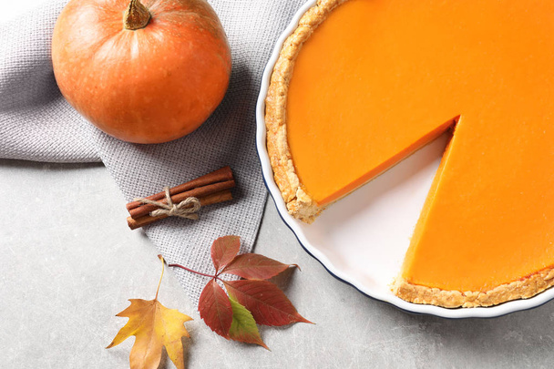 Flat lay composition with fresh delicious homemade pumpkin pie on gray table - Fotografie, Obrázek