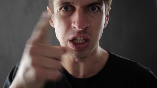 Nahaufnahme eines wütenden Mannes, der heftig schreit und mit Gewalt droht - Filmmaterial, Video