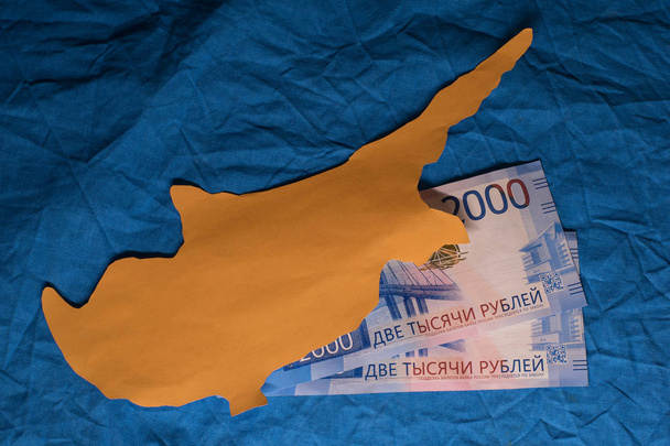 Yeni Rus 2000 ruble banknotlar kesilerek out kağıt Kıbrıs Adası'nın altında - Fotoğraf, Görsel