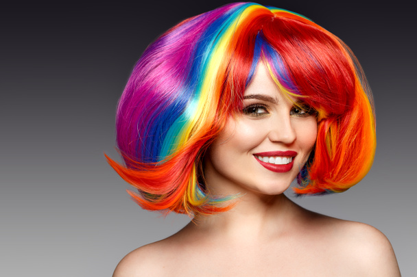 Žena vlasy jako barva šplouchnutí. Rainbow se krátký účes. Krásná mladá dívka model s zářící zdravou kůži. - Fotografie, Obrázek