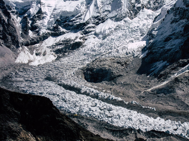 Everest Nepal syyskuu 30, 2018 Näkymä maisemaan ja polkuun Everestin tukikohtaan Nepalissa
 - Valokuva, kuva