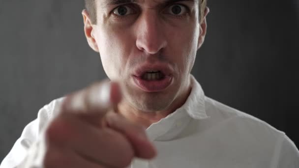 Rozhněvaný muž křičí a vyjádření hněvu a nesouhlas. Podnikatel, vyjadřující hněv a frustrace na kameru - Záběry, video
