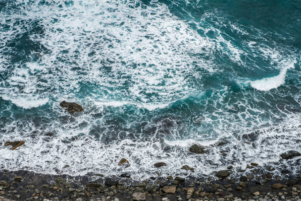 Okyanus kıyısı havası, çakıl taşı kumsalı ve dalgaları. - - Fotoğraf, Görsel