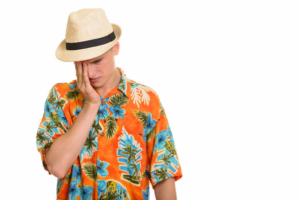 Young Caucasian tourist man looking stressed and exhausted - Foto, imagen