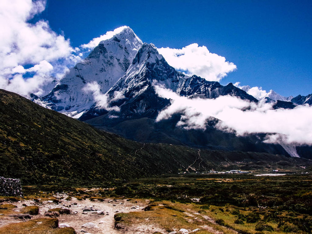 Everest Νεπάλ 30 Σεπτεμβρίου 2018 θέα του τοπίου και η διαδρομή προς την κατασκήνωση βάσης του Έβερεστ στο Νεπάλ - Φωτογραφία, εικόνα