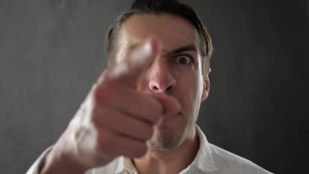 Close-up de empresário furioso gritando e ameaçado de violência
 - Filmagem, Vídeo