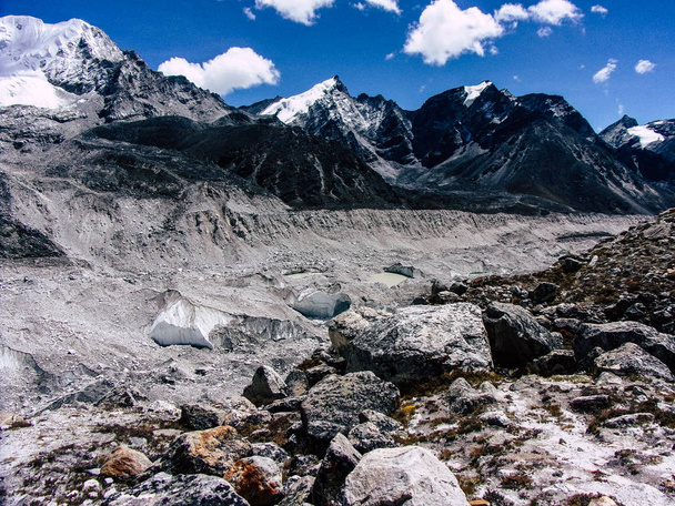 Everest Nepal 30 de setembro de 2018 Vista da paisagem e do caminho para o acampamento base do Everest no Nepal
 - Foto, Imagem