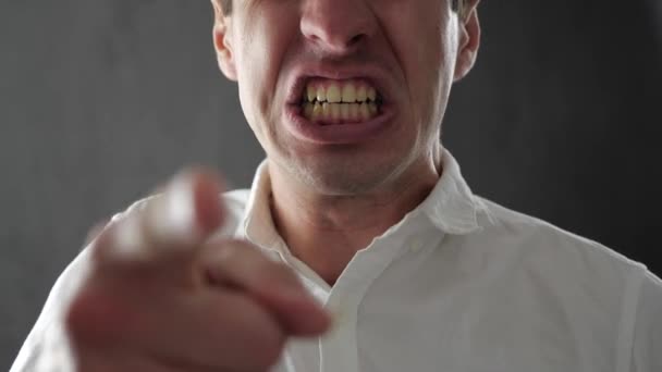 Primer plano del empresario enojado gritando violentamente y amenazando con violencia
 - Metraje, vídeo