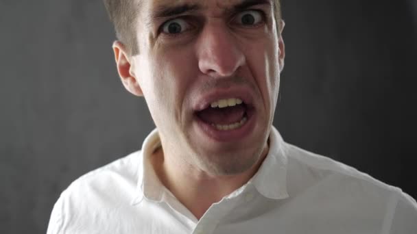 Primer plano del hombre de negocios enojado gritando y amenazado con violencia
 - Metraje, vídeo