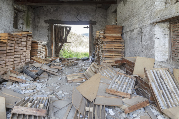 maison en ruine pleine de caisses en bois empilées
 - Photo, image