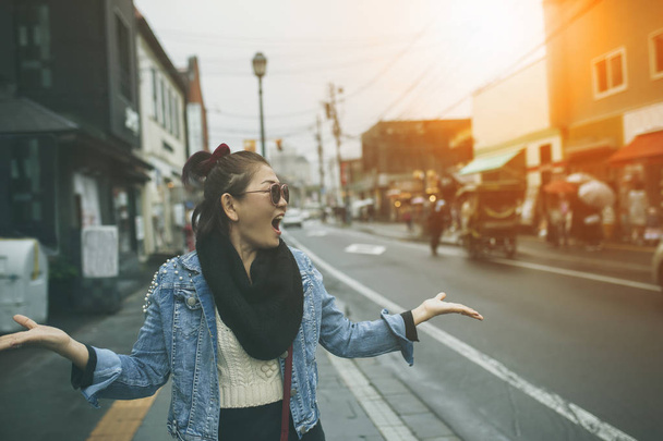 asiático viajero felicidad emoción en otaru calle uno de más popular viaje destino en sapporo hokkaido japón
 - Foto, Imagen