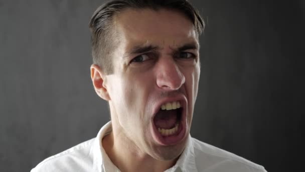 Vihaisen liikemiehen lähikuva väkivaltaisesti huutaa ja uhkaa väkivallalla
 - Materiaali, video