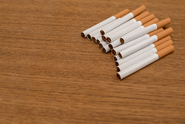 Pack de cigarettes blanches avec filtre orange sur bois
 - Photo, image