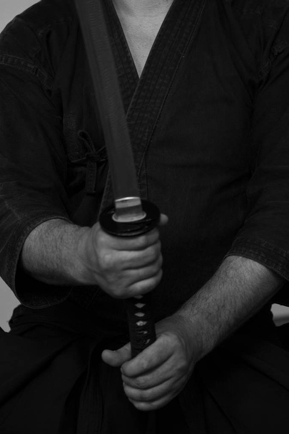 Якуза тримає меч катани
 - Фото, зображення