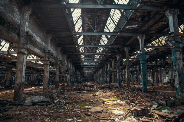 Opuszczony przemysłowych zniszczony budynek magazynu lub fabrycznie wewnątrz korytarza widok z perspektywy, ruiny i rozbiórki koncepcja - Zdjęcie, obraz