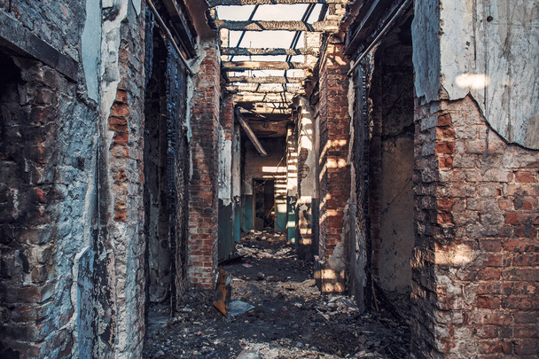 Palanut talo sisustus tulipalon jälkeen, tuhoutunut rakennus sisällä, katastrofi tai sodan jälkiseuraukset - Valokuva, kuva