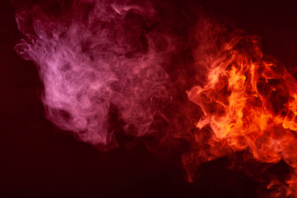 Contexte texturel pour la créativité. Nuage de fumée rouge et rose sur fond noir isolé. Contexte de la fumée du robinet
 - Photo, image