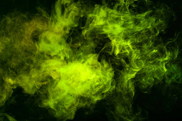 Zakole tło dla kreatywności. Zielone i żółte chmury dymu czarny na białym tle. Tło z dymu vap - Zdjęcie, obraz
