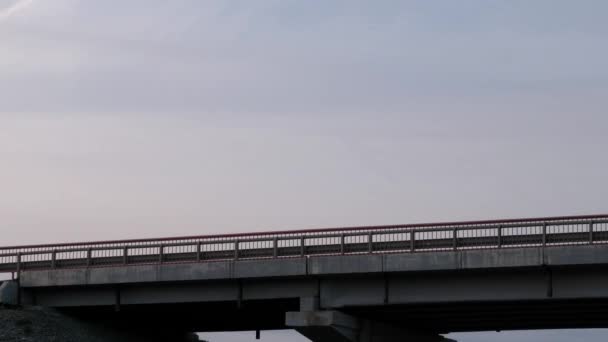 Containerlaster auf der Autobahnbrücke. - Filmmaterial, Video