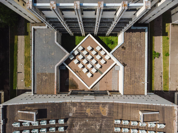 Geometric building with protruding windows by drone - Foto, imagen