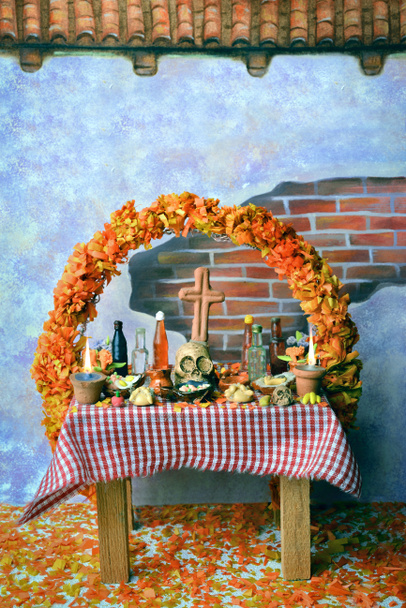 Día mexicano del altar muerto con cráneo, pan de muerto, bebidas y flores de cempasuchil
 - Foto, imagen
