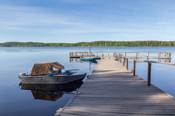 Barco en el muelle de madera en el lago
 - Foto, Imagen