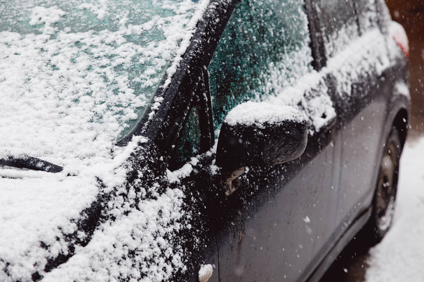 первый снег лежит на машине с хлопьями. Аномальный циклон со снегопадами летом и осенью, глобальное похолодание
. - Фото, изображение