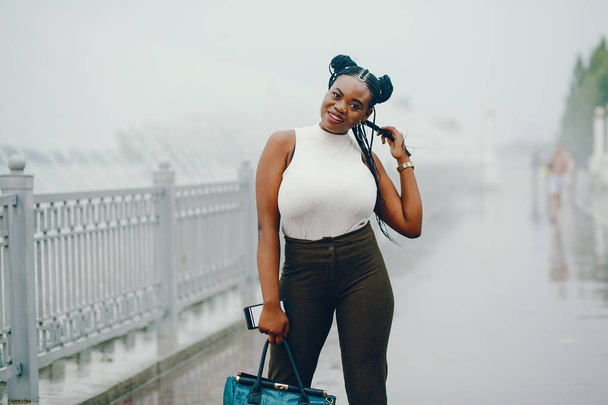 Black girl in a summer park - Valokuva, kuva