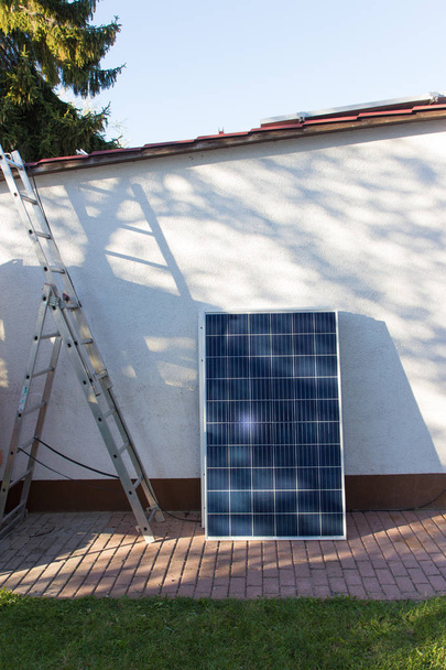 Montaje de un panel solar
 - Foto, imagen