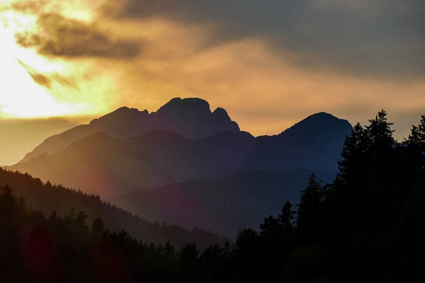 naplemente a hegyekben, gyönyörű fotó digitális kép - Fotó, kép