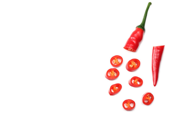 viipaloitu punainen kuuma chili paprikat eristetty valkoisella taustalla ylhäältä näkymä - Valokuva, kuva