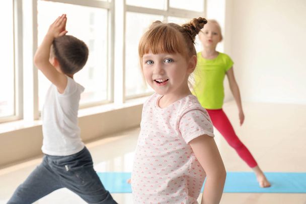 Petits enfants pratiquant le yoga à l'intérieur
 - Photo, image