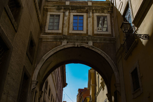 edificios antiguos en un callejón del centro histórico de Roma
 - Foto, Imagen