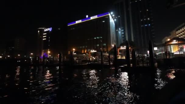 Dubai Creek à noite
 - Filmagem, Vídeo