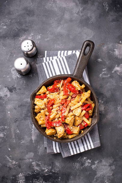 Pasta with chicken and pepper in tomato sauce - Valokuva, kuva